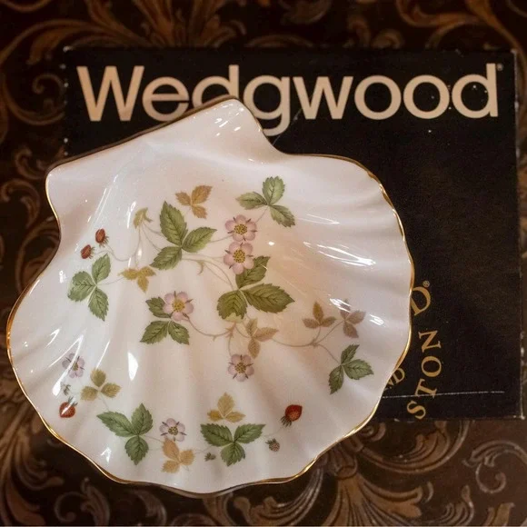 Wedgwood Wild Strawberry Shell Dish with Box | Vintage Bone China Trinket Dish - Picture 15 of 16